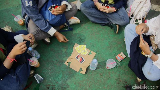 Aksi 17+8 di DPR, dari Bagi-bagi Minuman hingga Bunga Mawar ---- Peserta aksi membawa poster, bermain balon air, bermain kartu uno, membagikan minuman hingga bunga mawar saat mengikuti Aksi Piknik Nasional Rakyat di depan Gedung DPR/MPR Senayan, Jakarta, Jumat (5/9/2025). Aksi damai yang diikuti mahasiswa dan sejumlah elemen masyarakat tersebut dilakukan untuk menagih 17+8 poin tuntutan rakyat kepada Dewan Perwakilan Rakyat.