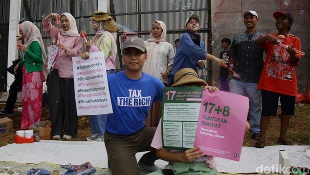 Aksi 17+8 di DPR, dari Bagi-bagi Minuman hingga Bunga Mawar ---- Peserta aksi membawa poster, bermain balon air, bermain kartu uno, membagikan minuman hingga bunga mawar saat mengikuti Aksi Piknik Nasional Rakyat di depan Gedung DPR/MPR Senayan, Jakarta, Jumat (5/9/2025). Aksi damai yang diikuti mahasiswa dan sejumlah elemen masyarakat tersebut dilakukan untuk menagih 17+8 poin tuntutan rakyat kepada Dewan Perwakilan Rakyat.
