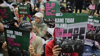 Dari Minuman Gratis hingga Kartu Uno, Begini Aksi Kreatif 17+8 di DPR
