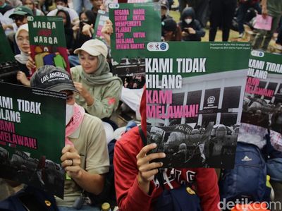 Dari Minuman Gratis hingga Kartu Uno, Begini Aksi Kreatif 17+8 di DPR