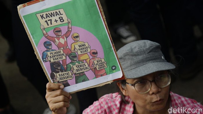Aksi 17+8 di DPR, dari Bagi-bagi Minuman hingga Bunga Mawar ---- Peserta aksi membawa poster, bermain balon air, bermain kartu uno, membagikan minuman hingga bunga mawar saat mengikuti Aksi Piknik Nasional Rakyat di depan Gedung DPR/MPR Senayan, Jakarta, Jumat (5/9/2025). Aksi damai yang diikuti mahasiswa dan sejumlah elemen masyarakat tersebut dilakukan untuk menagih 17+8 poin tuntutan rakyat kepada Dewan Perwakilan Rakyat.