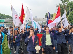 Massa Mahasiswa Tiba di Depan DPR, Ingatkan Deadline 17 Tuntutan Rakyat