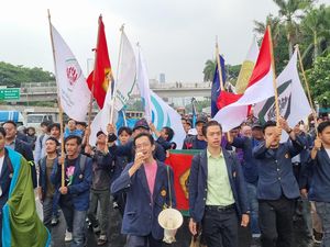 Video: Mahasiswa Unpad Gelar Demo di DPR, Tagih 17 Tuntutan Rakyat Video: Mahasiswa Unpad Gelar Demo di DPR, Tagih 17 Tuntutan Rakyat