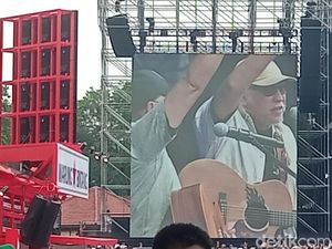 Video Syahdunya Kolaborasi Ebiet G Ade & Iwan Fals di Pestapora 2025 Video Syahdunya Kolaborasi Ebiet G Ade & Iwan Fals di Pestapora 2025