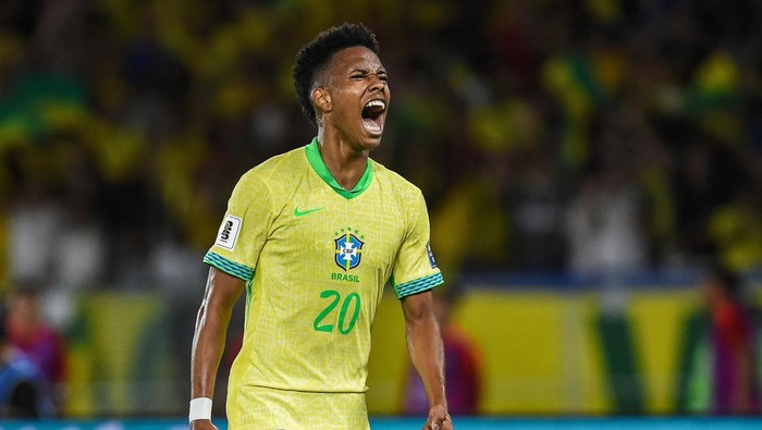 RIO DE JANEIRO, BRAZIL - SEPTEMBER 4: Estevao of Brazil celebrates after scoring the teams first goal during the South American FIFA World Cup 2026 Qualifier match between Brazil and Chile at Maracana Stadium on September 4, 2025 in Rio de Janeiro, Brazil. (Photo by Andre Ricardo/Sports Press Photo/Getty Images)