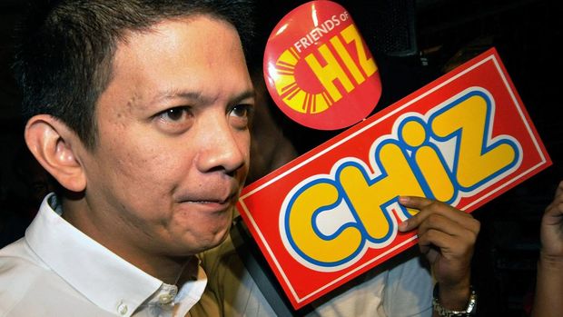 Popular Philippine Senator Francis (Chiz) Escudero, who is being tauted as a presidential candidate for the May, 2010 elections, arrives to speak to supporters in Manila on October 28, 2009. Escudero announced he has quit the Nationalist People's Coalition amid an alleged rift over party stalwarts on who to field as candidate for the election.    AFP PHOTO / JAY DIRECTO (Photo by JAY DIRECTO / AFP)