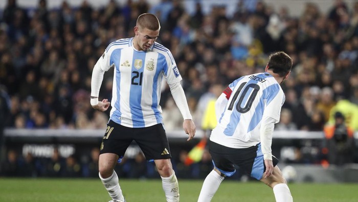 BUENOS AIRES, ARGENTINA - SEPTEMBER 04: Franco Mastantuono of Argentina controls the ball next to Lionel Messi during the South American FIFA World Cup 2026 Qualifier match between Argentina and Venezuela at Estadio Más Monumental Antonio Vespucio Liberti on September 04, 2025 in Buenos Aires, Argentina. (Photo by Marcos Brindicci/Getty Images)