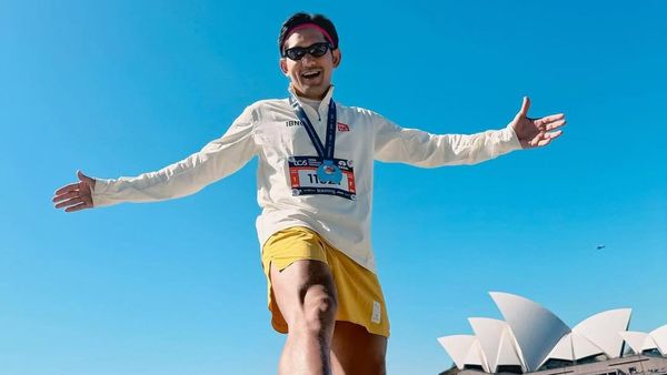 Ibnu Jamil Finish Sydney Marathon Pakai Sepatu Coretan Istimewa