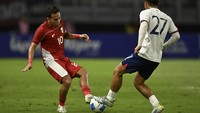 Pesepak bola Timnas Indonesia Egy Maulana Vikri (kiri) berebut bola dengan pesepak bola Timnas Taiwan Fong Shao Chi (kanan). Foto: ANTARA FOTO/Sigid Kurniawan