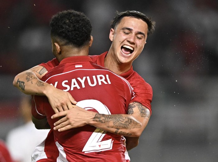 Pesepak bola Timnas Indonesia Eliano Johannes Reijnders  (kanan) berselebrasi bersama rekannya Yakob Sayuri  (kiri) usai mencetak gol ke gawang Timnas Taiwan dalam FIFA Matchday di Stadion Gelora Bung Tomo, Surabaya, Jawa Timur, Jumat (5/9/2025). ANTARA FOTO/Sigid Kurniawan/Lmo/nz