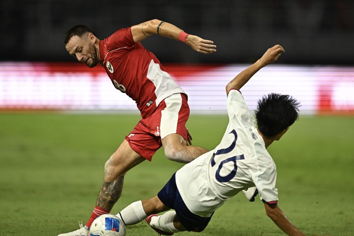 Pesepak bola Timnas Indonesia Marc Anthony Klok (kiri) berebut bola dengan pesepak bola Timnas Taiwan Kung Chih Yu (kanan) dalam FIFA Matchday di Stadion Gelora Bung Tomo, Surabaya, Jawa Timur, Jumat (5/9/2025). ANTARA FOTO/Sigid Kurniawan/Lmo/nz
