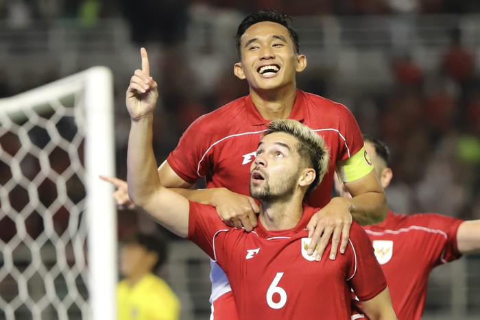 Pesepak bola Timnas Sandy Henny Walsh (bawah) berselebrasi bersama rekannya Rizky Ridho Ramadhani (atas) usai mencetak gol ke gawang Timnas Taiwan dalam FIFA Matchday di Stadion Gelora Bung Tomo, Surabaya, Jawa Timur, Jumat (5/9/2025).  ANTARA FOTO/Rizal Hanafi/Lmo/nz