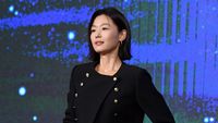 7 Pesona Jun Ji Hyun di Usia 43, Pamer Otot Perut di Promosi Drakor Tempest