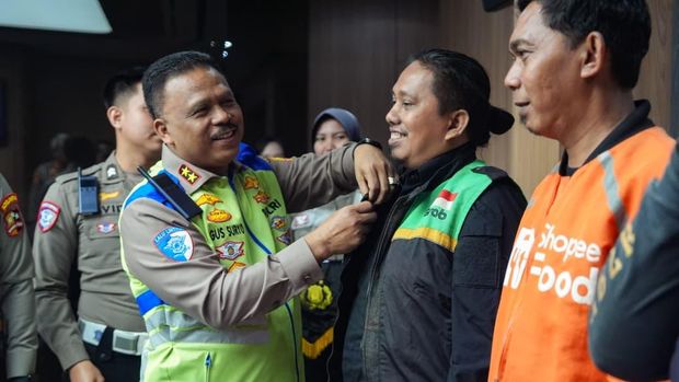 Kakorlantas Irjen Agus Suryonugroho mengadakan pertemuan dengan komunitas ojek online (ojol). (Dok. ist)