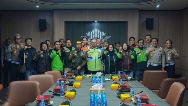 Kakorlantas Irjen Agus Suryonugroho mengadakan pertemuan dengan komunitas ojek online (ojol). (Dok. ist)