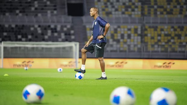 Pelatih Timnas Indonesia Patrick Kluivert memimpin sesi latihan resmi jelang pertandingan Fifa Matchday di Stadion Gelora Bung Tomo, Surabaya, Jawa Timur, Kamis (4/9/2025). Latihan tersebut sebagai ajang persiapan jelang pertandingan melawan Timnas Taiwan pada Jumat (5/9). ANTARA FOTO/Rizal Hanafi/agr