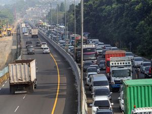 Libur Panjang, Jalur Puncak Bogor Macet Meski One Way Diberlakukan Libur Panjang, Jalur Puncak Bogor Macet Meski One Way Diberlakukan