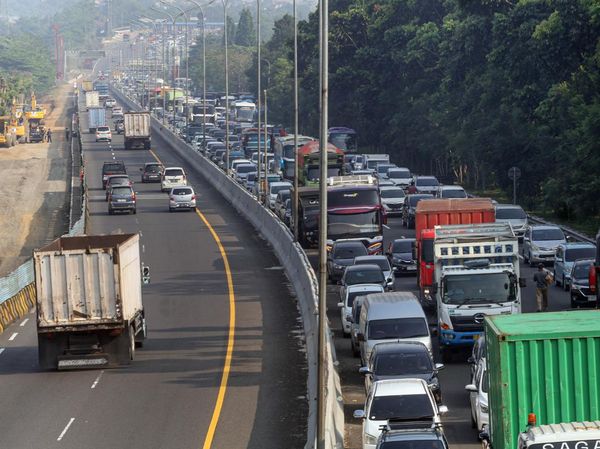 Libur Panjang, Jalur Puncak Bogor Macet Meski One Way Diberlakukan