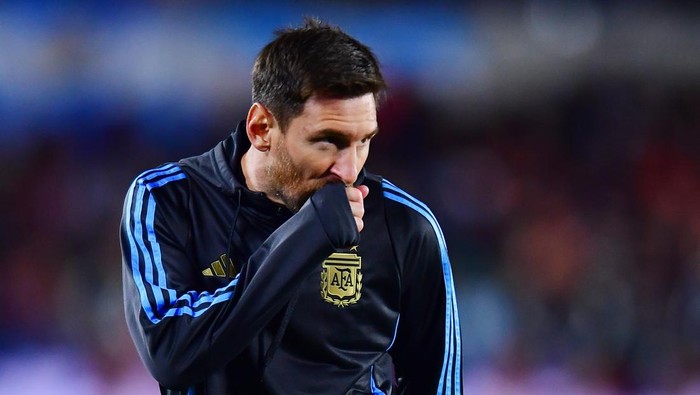 BUENOS AIRES, ARGENTINA - SEPTEMBER 04: Lionel Messi of Argentina warms up prior to the South American FIFA World Cup 2026 Qualifier match between Argentina and Venezuela at Estadio Más Monumental Antonio Vespucio Liberti on September 04, 2025 in Buenos Aires, Argentina. (Photo by Marcelo Endelli/Getty Images)