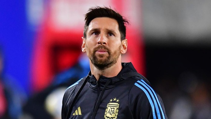 BUENOS AIRES, ARGENTINA - SEPTEMBER 04: Lionel Messi of Argentina warms up prior to the South American FIFA World Cup 2026 Qualifier match between Argentina and Venezuela at Estadio Más Monumental Antonio Vespucio Liberti on September 04, 2025 in Buenos Aires, Argentina. (Photo by Marcelo Endelli/Getty Images)
