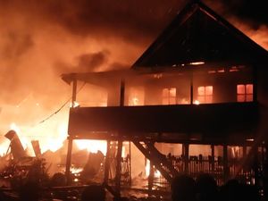 Kebakaran Hanguskan 4 Rumah di Pangkep, 2 Wanita Alami Luka Bakar Kebakaran Hanguskan 4 Rumah di Pangkep, 2 Wanita Alami Luka Bakar