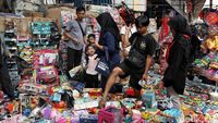 Pasar Asemka Diserbu Pengunjung Berburu Mainan Saat Libur Maulid Nabi