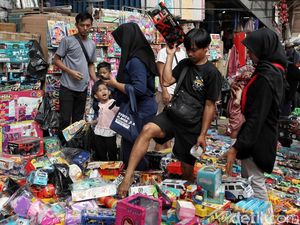 Pasar Asemka Diserbu Pengunjung Berburu Mainan Saat Libur Maulid Nabi Pasar Asemka Diserbu Pengunjung Berburu Mainan Saat Libur Maulid Nabi
