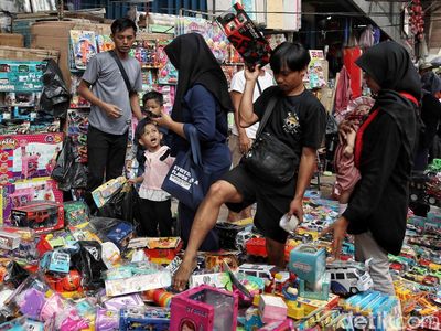 Pasar Asemka Diserbu Pengunjung Berburu Mainan Saat Libur Maulid Nabi