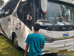Bus Pariwisata Tabrak Motor di Lembang, 1 Orang Tewas