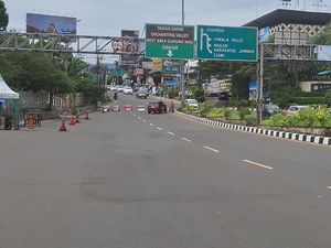 Polisi Terapkan One Way di Puncak Arah Jakarta Long Weekend Siang Ini Polisi Terapkan One Way di Puncak Arah Jakarta Long Weekend Siang Ini