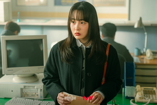 Oh Mi Sun yang diperankan Kim Min Ha dalam drama Typhoon Family bekerja di tengah krisis IMF 1997 yang mengguncang perekonomian.