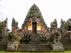 Mengenal Pusering Jagat, Salah Satu Pura Sad Kahyangan di Bali