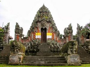 Mengenal Pusering Jagat, Salah Satu Pura Sad Kahyangan di Bali Mengenal Pusering Jagat, Salah Satu Pura Sad Kahyangan di Bali