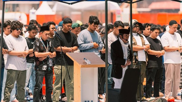 Kabar Terkini Artis dari InsertLive : Gaya Rhoma Irama Jadi Khatib Salat Jumat di Festival Musik Tuai Sorotan