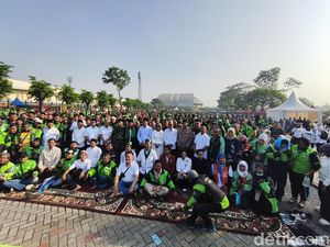 Ribuan Ojol Sidoarjo Gelar Doa Bersama Peringati 7 Hari Wafatnya Affan Ribuan Ojol Sidoarjo Gelar Doa Bersama Peringati 7 Hari Wafatnya Affan