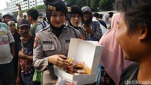 Saat Polisi Membaur Bersama Peserta Aksi 17+8 Tuntutan di DPR