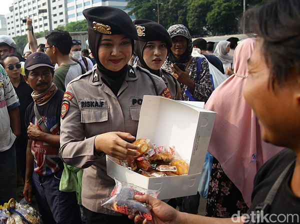 Saat Polisi Membaur Bersama Peserta Aksi 17+8 Tuntutan di DPR