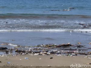 Sampah Serbu Pantai Citepus, Wisatawan Hanya Bisa Geleng Kepala Sampah Serbu Pantai Citepus, Wisatawan Hanya Bisa Geleng Kepala