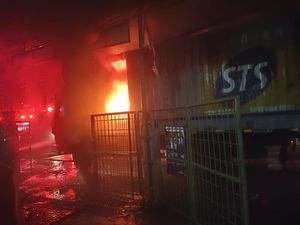 Truk Muatan Paket di Jakut Terbakar gegara Korsleting, Begini Kronologinya Truk Muatan Paket di Jakut Terbakar gegara Korsleting, Begini Kronologinya