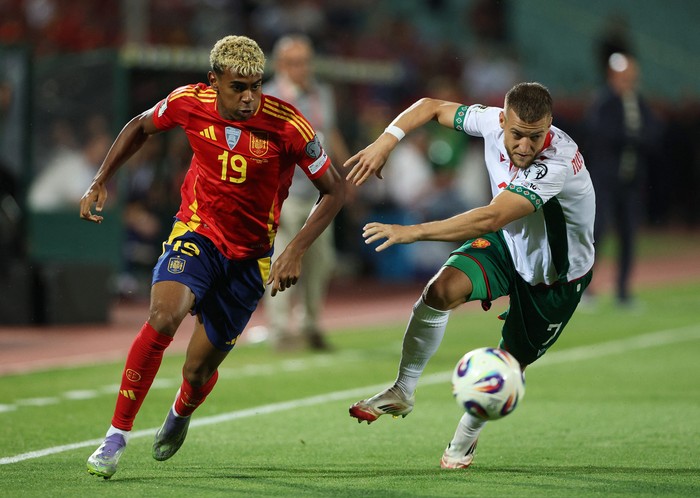Soccer Football - World Cup - UEFA Qualifiers - Group E - Bulgaria v Spain - Vasil Levski National Stadium, Sofia, Bulgaria - September 4, 2025 Spains Lamine Yamal in action with Bulgarias Fabian Nurnberger REUTERS/Stoyan Nenov
