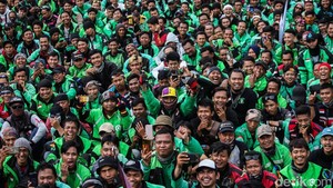 Solidaritas di Jalanan: Perjuangan dan Harapan Ojol di Tengah Gejolak Sosial