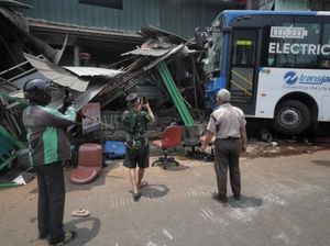Video: Bus Tabrak Ruko di Jaksel, Transjakarta Minta Maaf Video: Bus Tabrak Ruko di Jaksel, Transjakarta Minta Maaf
