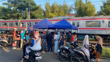 Gen Z Kreatif: Cheesecake Murah Meriah Laris Manis di Pinggir Rel!