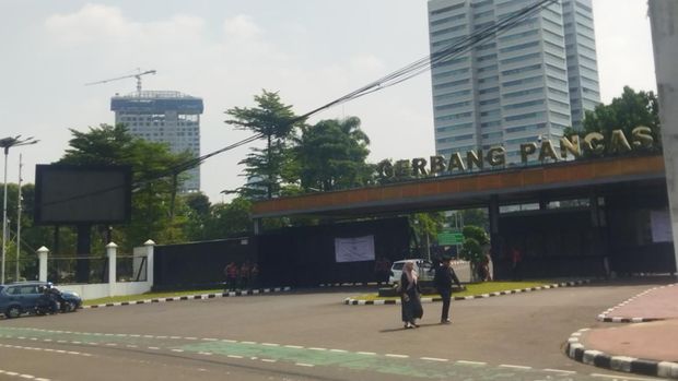 Dingding gerbang DPR RI mulai dibersihkan usai ada aksi unjuk rasa.