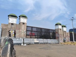 Dinding Gerbang Utama DPR RI Mulai Dibersihkan Usai Unjuk Rasa