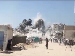 Video: Momen Kepanikan Warga Gaza saat Gedung Mushtaha Dibombardir Israel