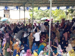 Potret Meriahnya Grebeg Gunungan Lenteng di Magelang