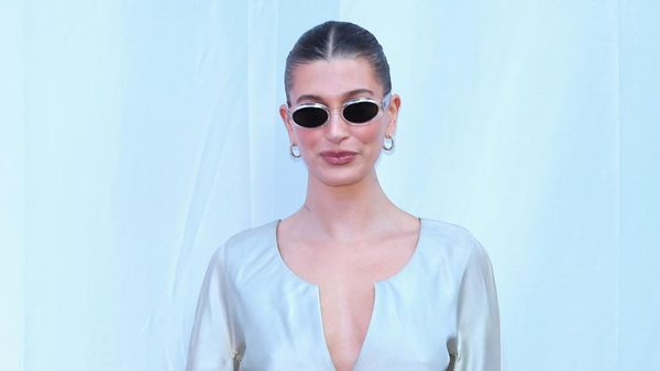 5 Gaya Hailey Bieber Pakai Busana Jadul dari 28 Tahun Lalu, Seusia Dirinya