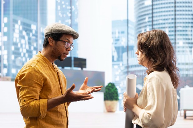 Ilustrasi orang memberi kode atau sindiran halus yang membuat komunikasi tidak jelas dalam hubungan.