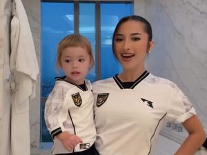 Jennifer Coppen Pecat Pengasuh Usai Unggah Foto Anak Tanpa Baju Jennifer Coppen Pecat Pengasuh Usai Unggah Foto Anak Tanpa Baju